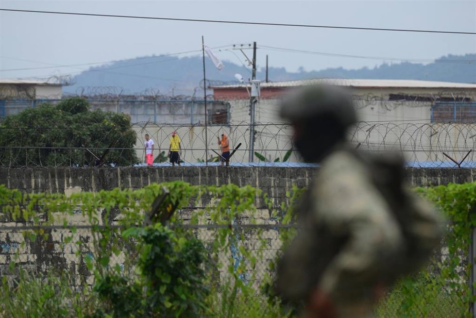 Archivo - Un soldado ecuatoriano en los exteriores de un centro penitenciario