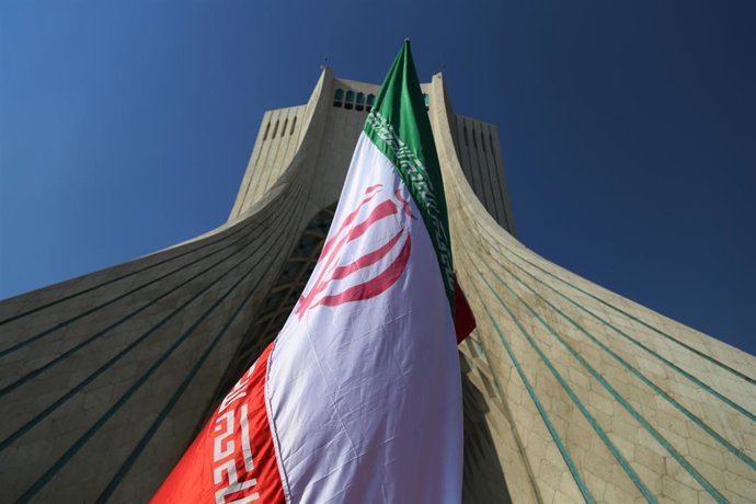 Archivo - Bandera de Irán en la plaza Azadi de la capital, Teherán (archivo)