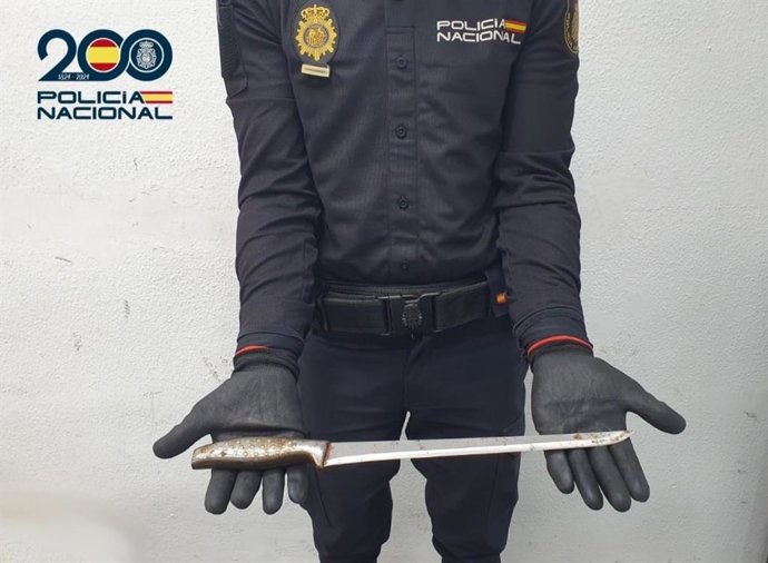 Detenido por amenazar en plena calle a unos niños con un cuchillo de grandes dimensiones.