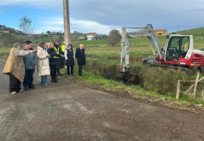 La consejera de Desarrollo Rural, Ganadería, Pesca y Alimentación, María Jesús Susinos, asiste a las labores de limpieza del regato del Pozo Tremeo