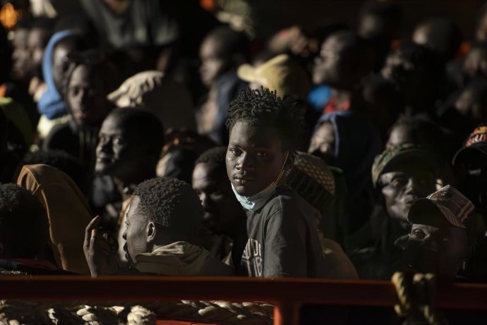 Archivo - Salvamento traslada a más de 300 migrantes hasta el puerto de La Restinga, en El Hierro