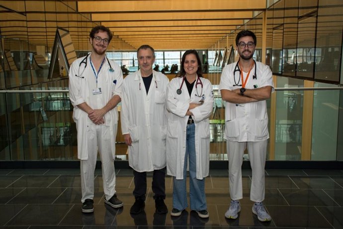 Los neumólogos de área del Pulmón del HUCA, Guillermo López-Arranz,  Ramon Fernandez y los jefes de sección Inés Ruiz y Pablo Lozano.