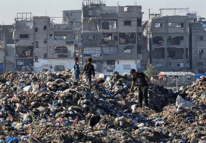 Palestinos rebuscan plástico en un vertedero en Jan Yunis para usarlo como combustible alternativo al gas de cocina ante la escasez por la ofensiva de Israel y las restricciones a la entrada de ayuda en la Franja de Gaza (archivo)