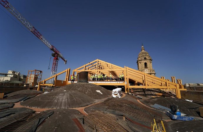 Archivo - Imagen de archivo de operarios durante las obras de la cubierta de la Catedral de Málaga. A 16 de julio de 2025, en Málaga (Andalucía, España).