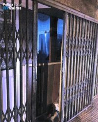 La Policía pilla a un hombre metiendo objetos sustraídos de una casa dentro de un coche también robado