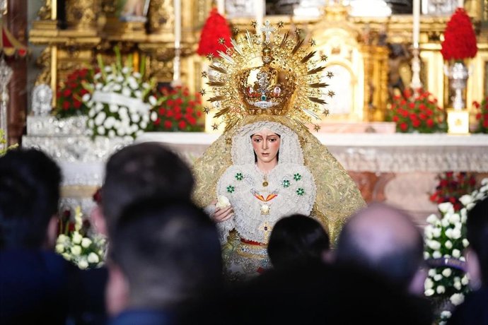 Primer plano del rostro de la Esperanza Macarena, rodeada este lunes de cientos de fieles tras su reposición al culto a la conclusión de la restauración por Pedro Manzano.