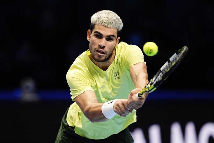 16 de novembro de 2025, Itália, Turim: O tenista espanhol Carlos Alcaraz joga uma devolução de backhand contra a bola para o italiano Jannik Sinner durante a partida de tênis da final de simples masculina no torneio de tênis ATP Finals. Foto: Marco Alpozz