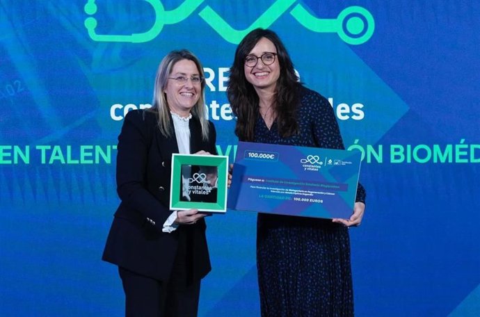 Amaia Cirprita (derecha) recoge el premio.