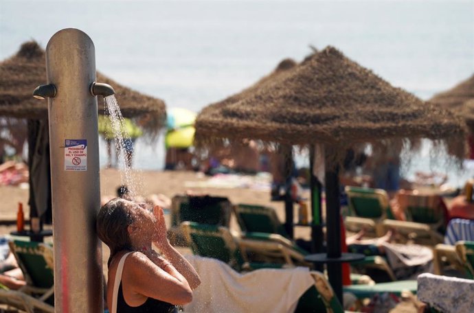 Archivo - Turistas y malagueños disfrutan de la playa de La Malagueta. A 29 de julio de 2025, en Málaga (Andalucía, España). (Foto de archivo).