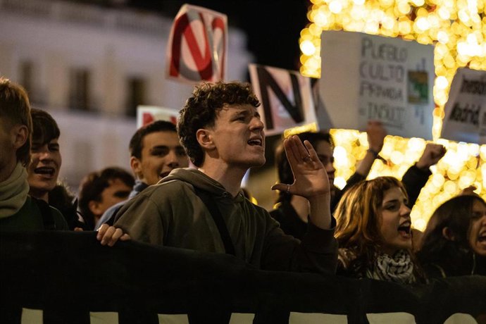 Decenas de personas durante la manifestación universitaria por la educación pública, a 27 de noviembre de 2025, en Madrid (España).