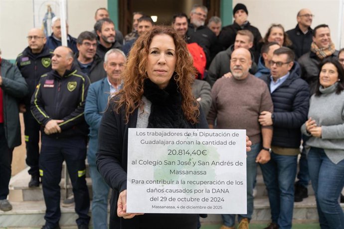 Los trabajadores de Diputación y CEIS donan las horas extras de su actuación en Valencia al colegio de Massanassa donde tuvieron su base.