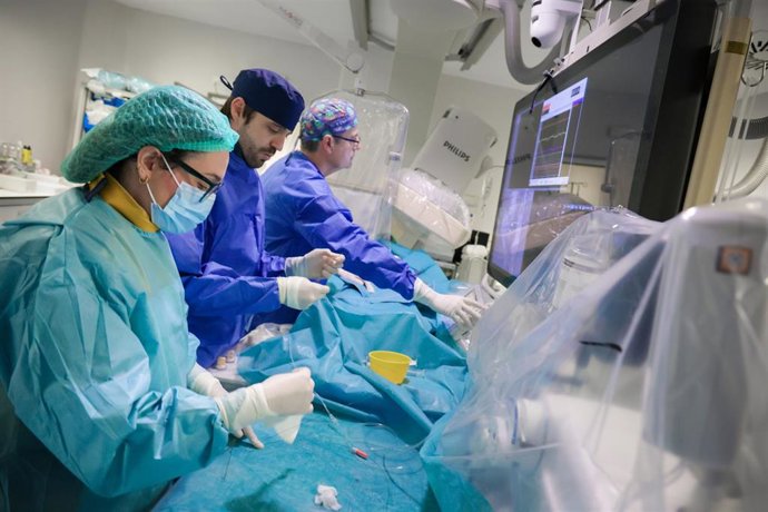 Médicos operan en La Fe