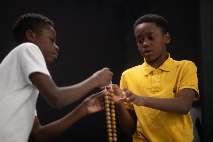 Las niñas y niños de San Ildefonso preparan el sorteo extraordinario de Navidad 2025, en la Residencia Internado San Ildefonso, a 2 de diciembre de 2025, en Madrid (España). Cada 22 de diciembre, los niños y niñas del Colegio de San Ildefonso cantan los n