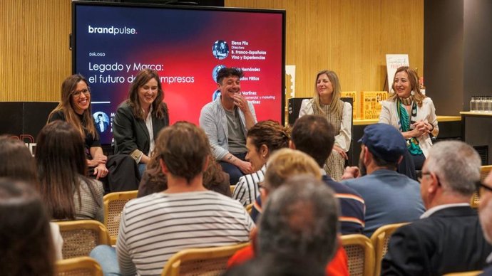 La directora de Vino y Experiencias de Bodegas Franco-Españolas Elena Pilo -a la izquierda- se suma al jurado de los Premios AEBRAND