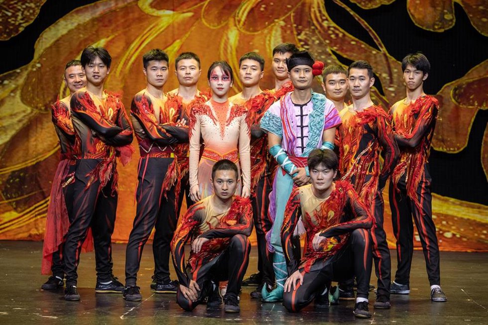 Archivo - Parte de los componentes del Gran Circo Acrobático de China.