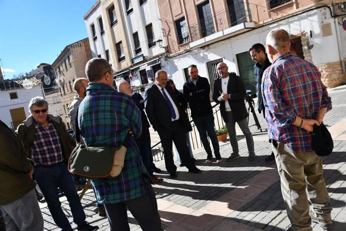 El vicepresidente primero del Gobierno de Castilla-La Mancha, José Luis Martínez Guijarro, ha visitado la mejora de regadíos tradicionales en dos comunidades de regantes de la localidad de Letur, en la provincia de Albacete.