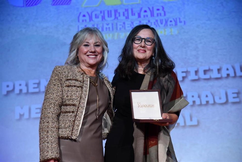 Chelo Loureiro, productora del cortometraje ganador, con la Galleta Gullón de Oro del Aguilar Film Festival, junto a la alcaldesa de Aguilar de Campoo.
