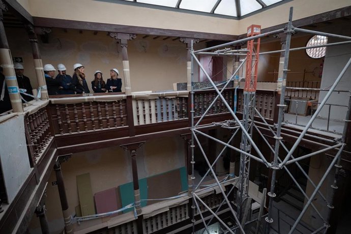 Imagen de la visita de la alcaldesa de Granada, Marifrán Carazo, a las obras del edifcio Biometrópoli.
