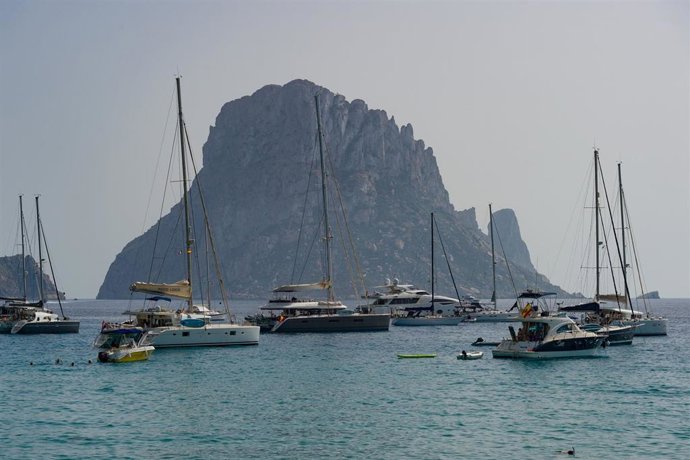 Archivo - Varios barcos en la playa de Cala d'Hort, a 11 de julio de 2023, en Ibiza, Islas Baleares (España). 