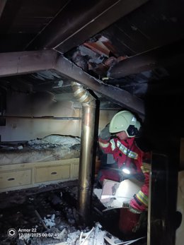 Bomberos del Gobierno de Cantabria en la vivienda afectada por el fuego de una chimenea