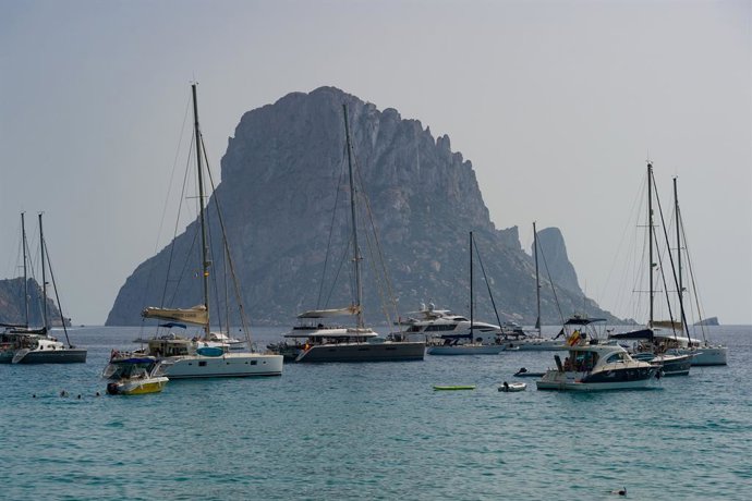 Archivo - Varios barcos en la playa de Cala d'Hort, a 11 de julio de 2023, en Ibiza, Islas Baleares (España). Los datos de la Federación Empresarial Hotelera de las Pitiusas indican que todas las zonas turísticas de la isla de Ibiza registraron grandes ca