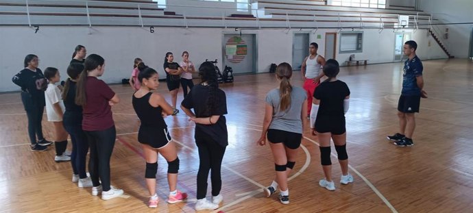 Biescas (Huesca) amplía su oferta deportiva con la creación de un club de voleibol femenino