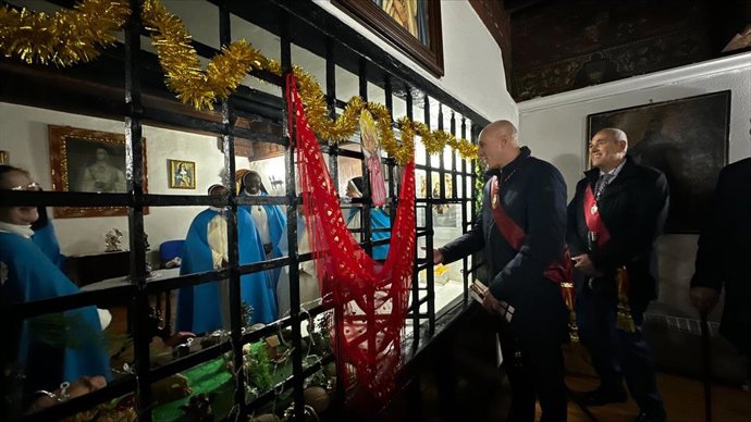 El alcalde de León, José Antonio Diez, conversa con las religiosas de las Madres Concepcionistas en su tradicional visita del 8 de diciembre.
