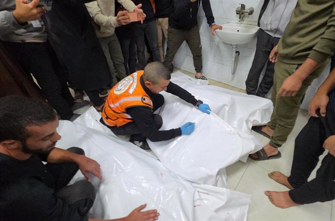 Palestinos en el Hospital Naser de Jan Yunis junto a varios muertos por ataques del Ejército de Israel pese al alto el fuego en vigor desde el 10 de octubre de 2025 en la Franja de Gaza (archivo)