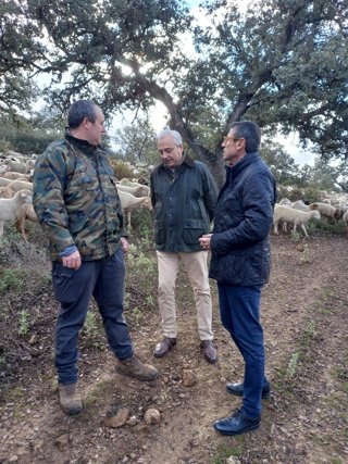 Visita del delegado de Agricultura de la Junta en Málaga, Fernando Fernández Tapia-Ruano, a una explotación ganadera de la Serranía de Ronda.
