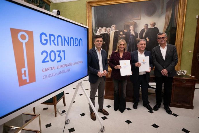 La alcaldesa de Granada, Marifrán Carazo, y el Defensor de la Ciudadanía, Manuel Martín, en el acto de la firma de la adhesión de este último a la candidatura de Granada a Capital Europea de la Cultura 2031.
