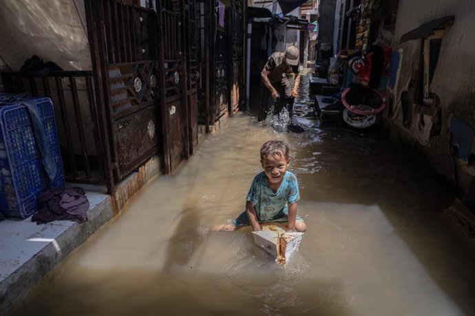 Imagen de archivo de las inundaciones en una calle de Yakarta, Indonesia.