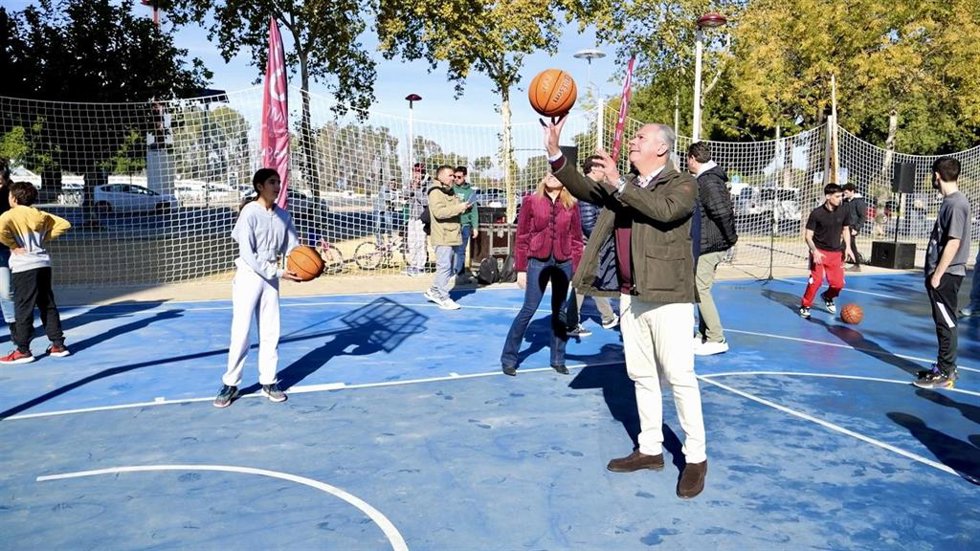El alcalde de Sevilla, José Luis Sanz, este lunes en la inauguración de la pista de baloncesto de la avenida Alberto Jiménez-Becerril.