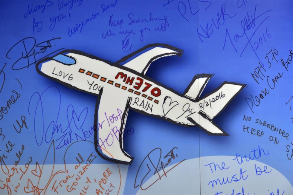 Archivo - Imagen de archivo de firmas en recuerdo de los pasajeros a bordo del vuelo MH370 de Malaysia Airlines.