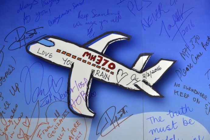 Archivo - Arquivo - Imagem de arquivo de assinaturas em memória dos passageiros a bordo do voo MH370 da Malaysia Airlines.