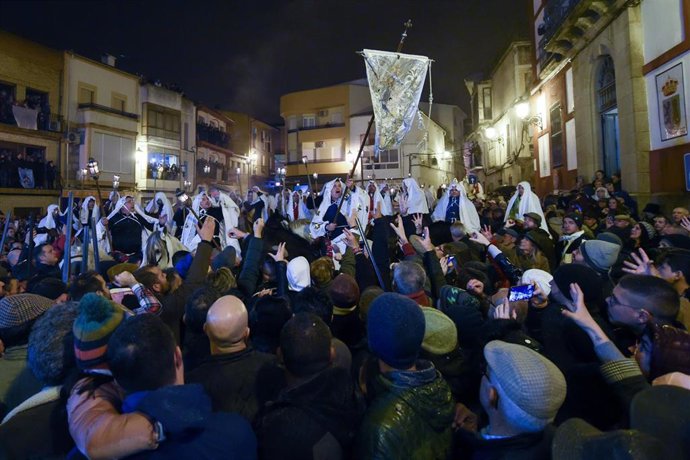 Archivo - El Mayordomo porta el Estandarte de la Vírgen, acompañado de otros jinetes a caballo, durante la fiesta de la Encamisá, a 7 de diciembre de 2023, en Torrejoncillo, Cáceres.