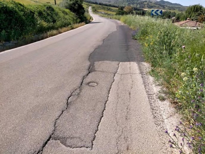 Imagen del firme de la carretera MA-7401, en la que la Diputación de Málaga invertirá 3,17 millones.