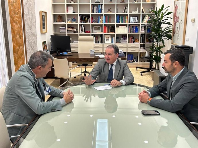 Reunión del presidente de la Diputación de Huelva, David Toscano, acompañado por el diputado de Deportes, Juan Daniel Romero, con el director de La Vuelta, Javier Guillén.
