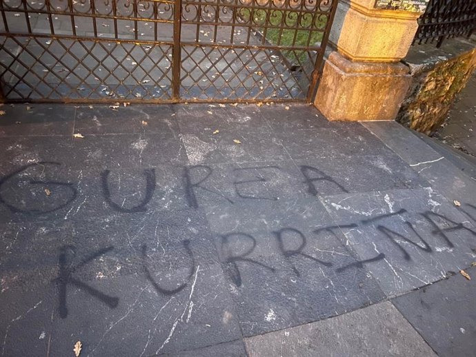 Pintadas en las escalinatas de la Casa de Juntas de Gernika
