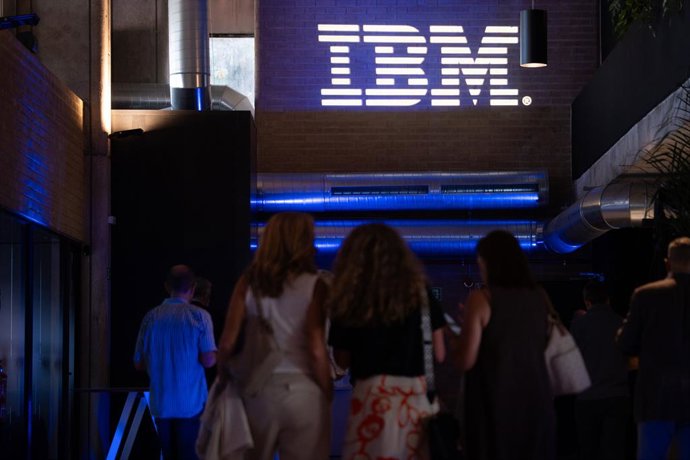 Archivo - Un grupo de personas asisten a la inauguración del nuevo centro europeo de Digital Sales de IBM en La Marina, a 3 de junio de 2025, en Valencia, Comunidad Valenciana (España). IBM ha regresado a Valencia tras 30 años con la apertura de un centro