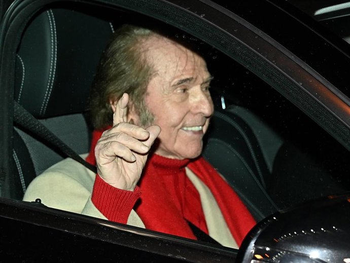 Raphael, pletórico en su regreso a Madrid tras su linfoma cerebral, arropado por sus hijos y nietos