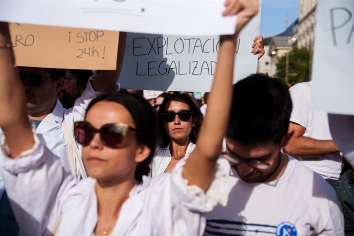 Archivo - Manifestantes portan pancartas durante la manifestación con motivo de la huelga de médicos contra el nuevo Estatuto Marco.