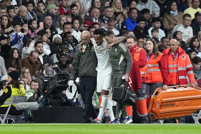 Eder Militao do Real Madrid CF se machuca durante a partida de futebol da Liga Espanhola, LaLiga EA Sports, disputada entre Real Madrid e RC Celta de Vigo no estádio Bernabeu em 07 de dezembro de 2025, em Madri, Espanha.