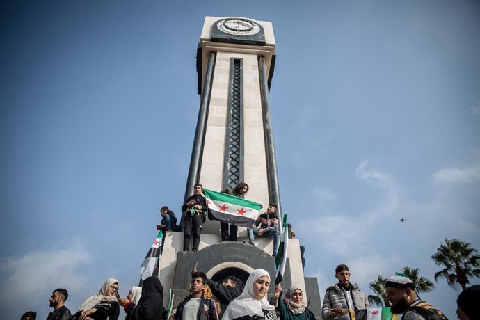 8 de dezembro de 2025, Homs, Síria: Pessoas se reúnem perto da torre do relógio no centro de Homs. As comemorações foram realizadas em Homs na véspera do primeiro aniversário da queda do regime de Bashar al-Assad.