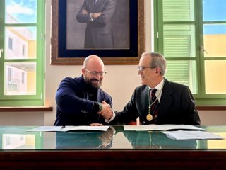 El alcalde de El Puerto de Santa María, Germán Beardo, y el presidente de la Academia de Bellas Artes Santa Cecilia, Luis Garrido, este lunes en la firma del acta de confirmación del 125 aniversario de esta institución cultural.