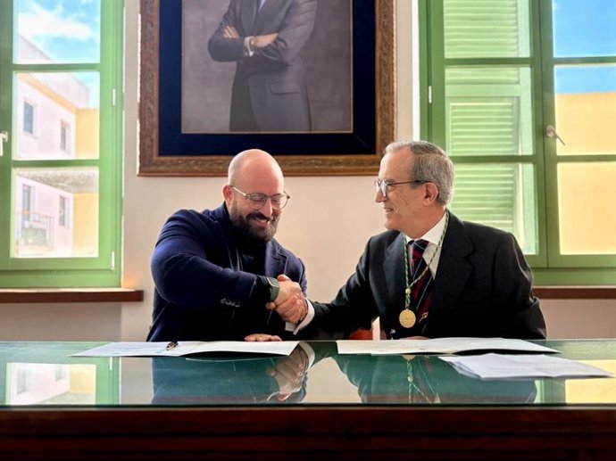 El alcalde de El Puerto de Santa María, Germán Beardo, y el presidente de la Academia de Bellas Artes Santa Cecilia, Luis Garrido, este lunes en la firma del acta de confirmación del 125 aniversario de esta institución cultural.