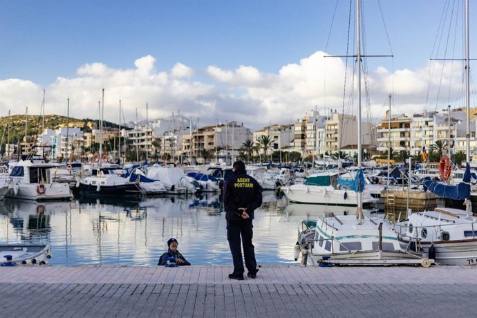 Agente portuario en uno de los puertos de Baleares.