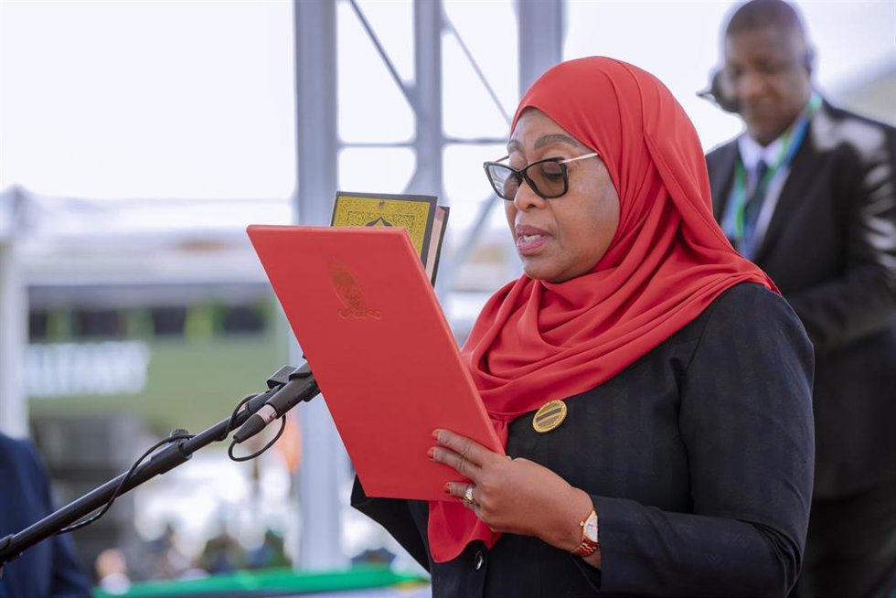Archivo - La presidenta de Tanzania, Samia Suluhu Hassan, durante su toma de posesión en noviembre de 2025 en la capital, Dodoma (archivo)