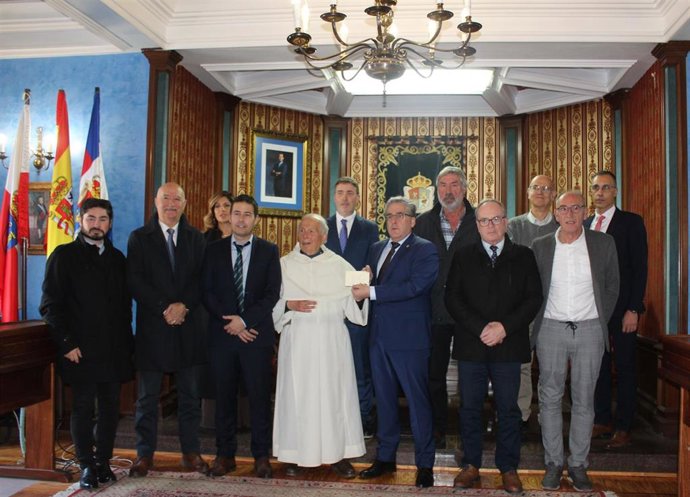 Los responsables municipales de la Merindad de Campoo en el 'Sermón de la Peseta' junto al prior del Monasterio de Montesclaros, Francisco García