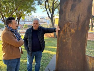 Culmina la restauración de la escultura del Árbol en Alcalá de Guadaíra (Sevilla).