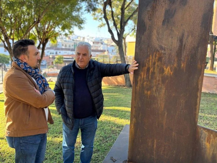 Culmina la restauración de la escultura del Árbol en Alcalá de Guadaíra (Sevilla).